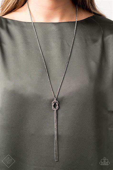 Knockout Knot Paparazzi Accessories Necklace with Earrings