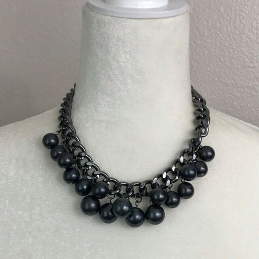 Get off My Runway Paparazzi Necklace with Earrings Black